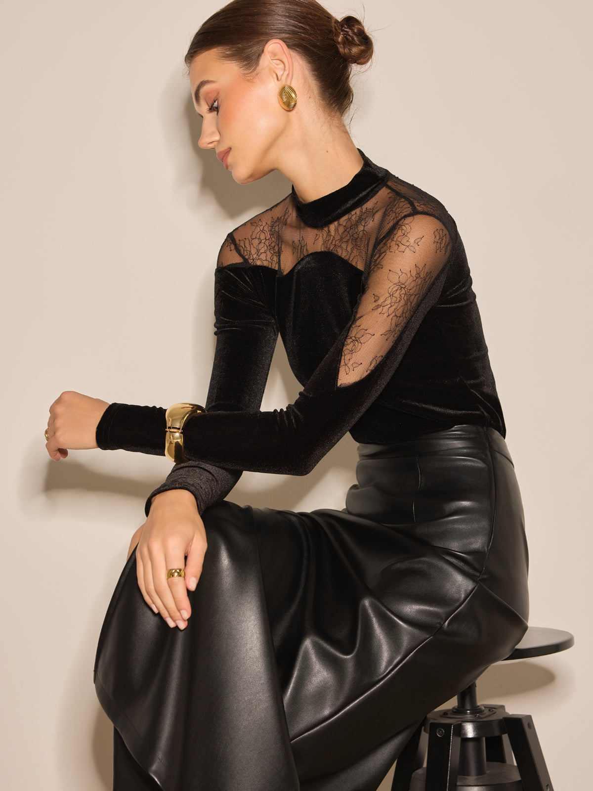 Schmale Samtbluse mit transparentem Spitzeneinsatz 