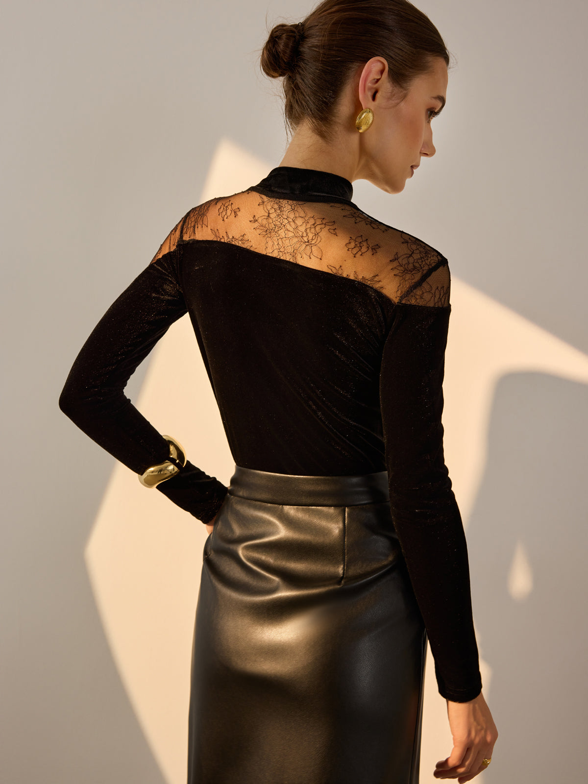 Schmale Samtbluse mit transparentem Spitzeneinsatz 