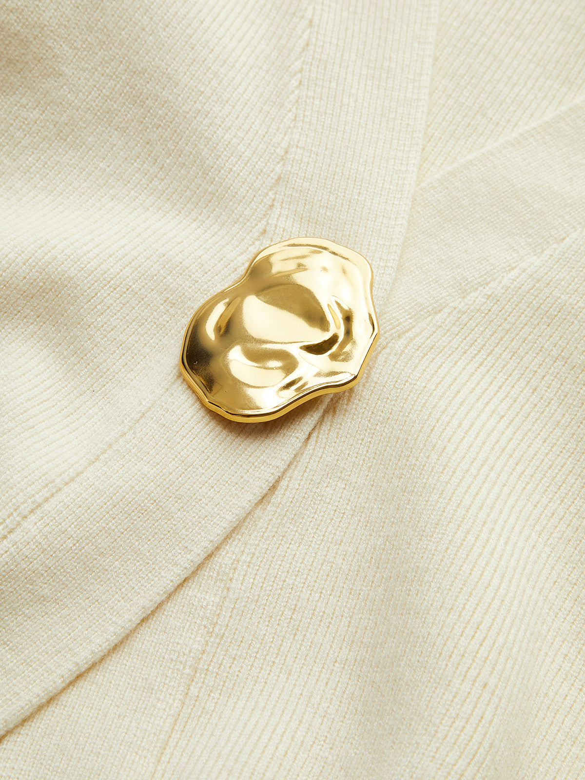 Schlichter Cardigan mit goldenen Knöpfen 