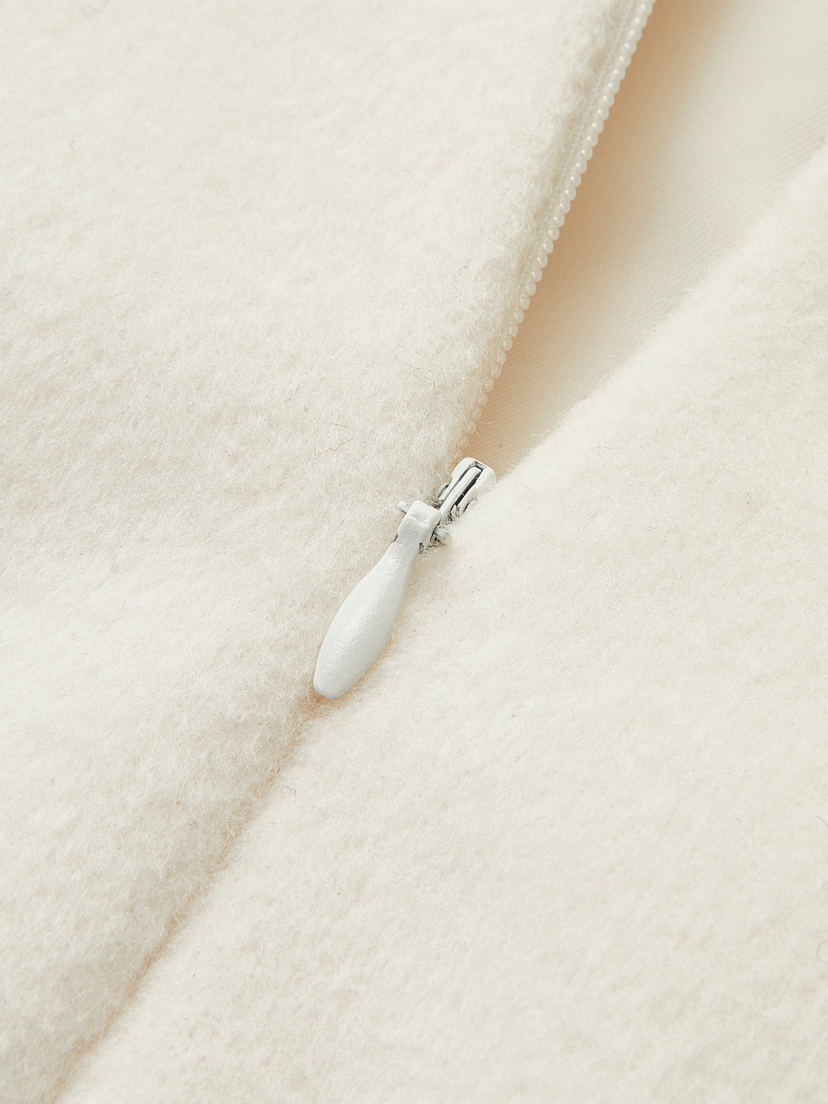 Robe chaude sans manches à détails d'épingles 