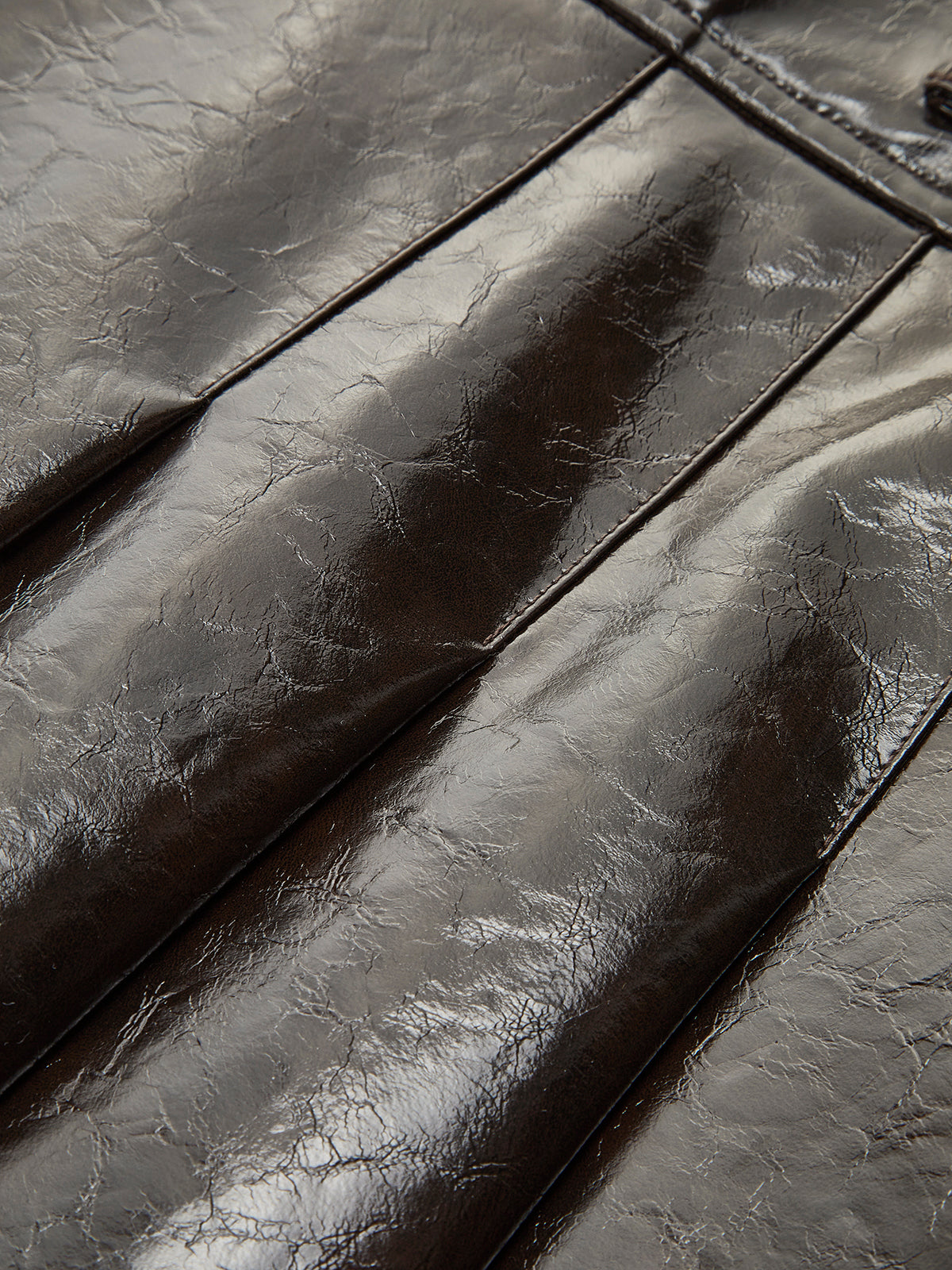 Rock aus strukturiertem Kunstleder mit Gürtel 