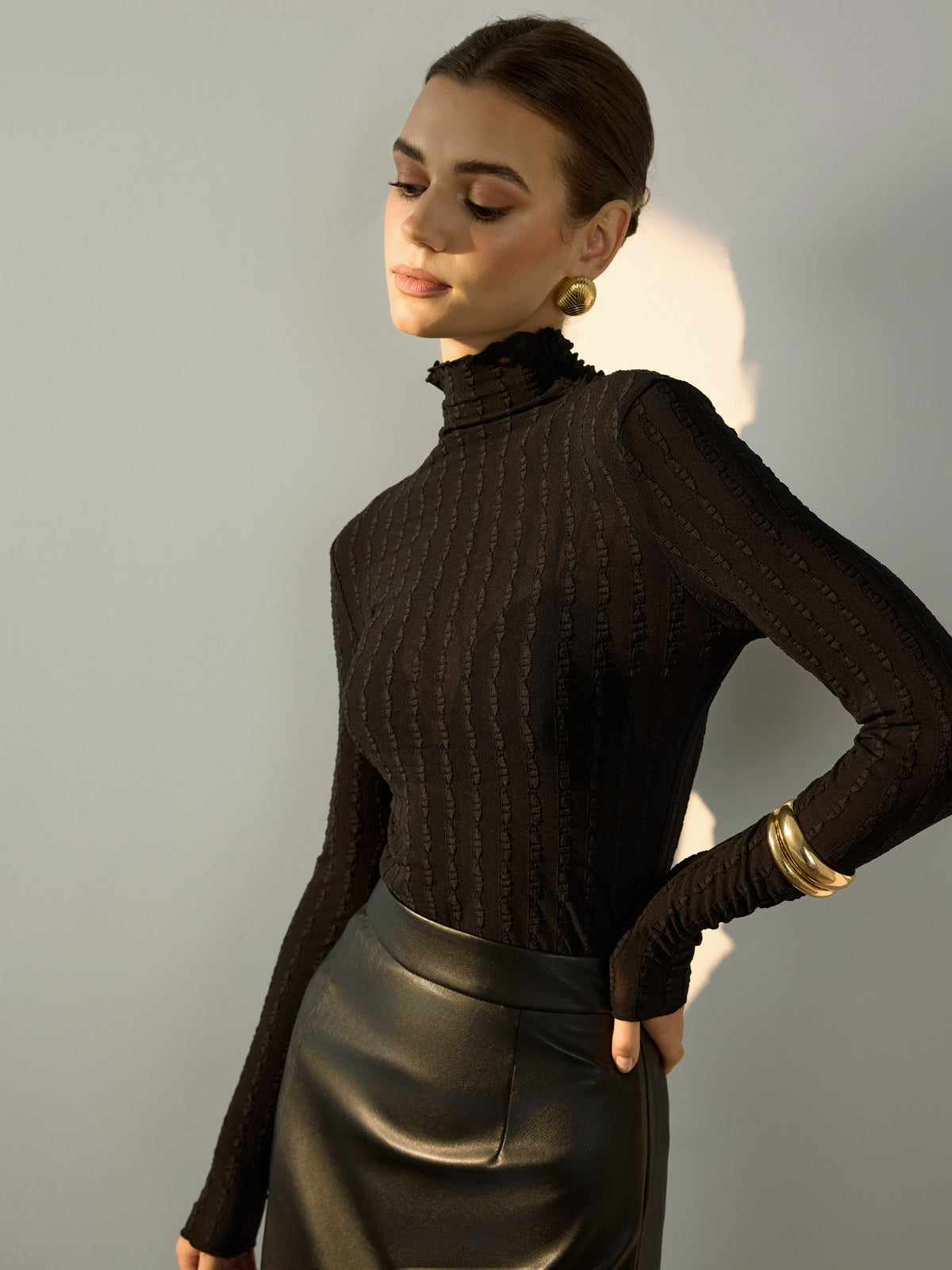 Halbtransparentes, schmal geschnittenes T-Shirt mit Stehkragen