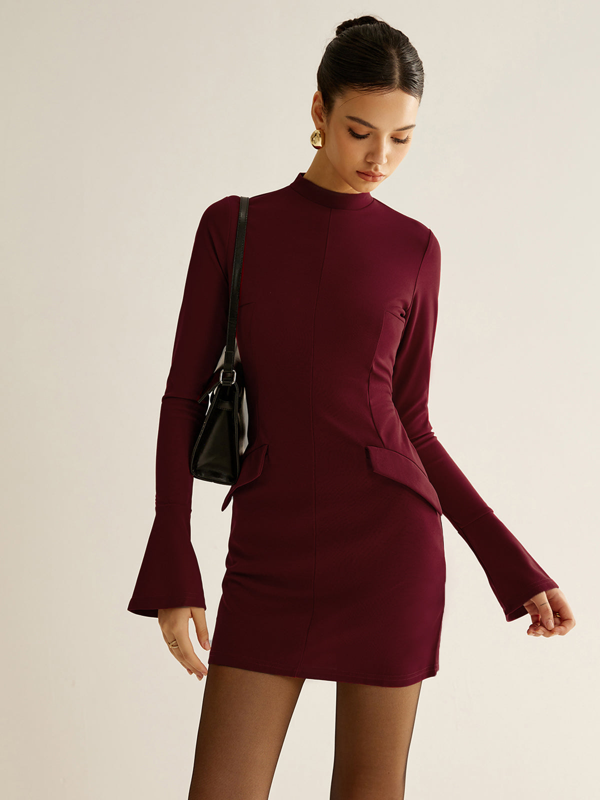 Kurzes Kleid mit schlichter Paspelierung 