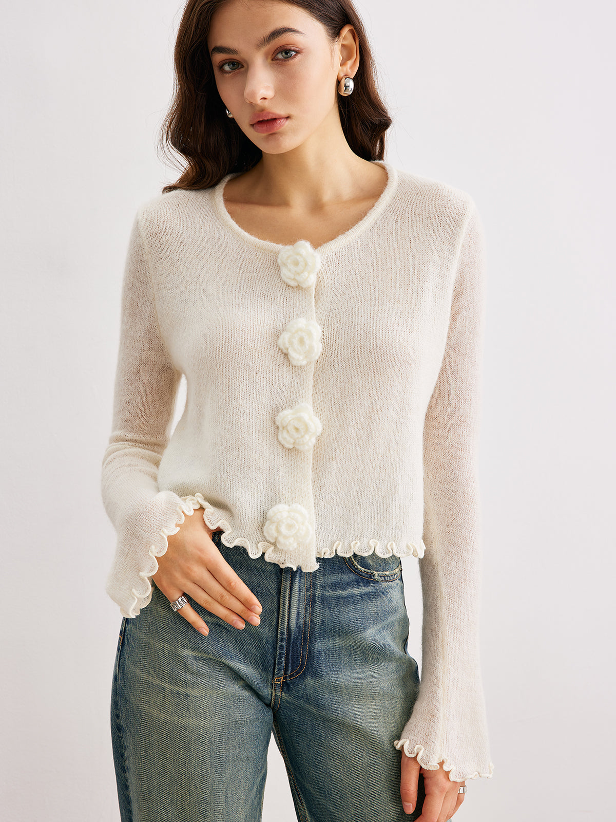 Strickjacke aus Wollmischung mit 3D-Blumenmuster und Wellensaum 