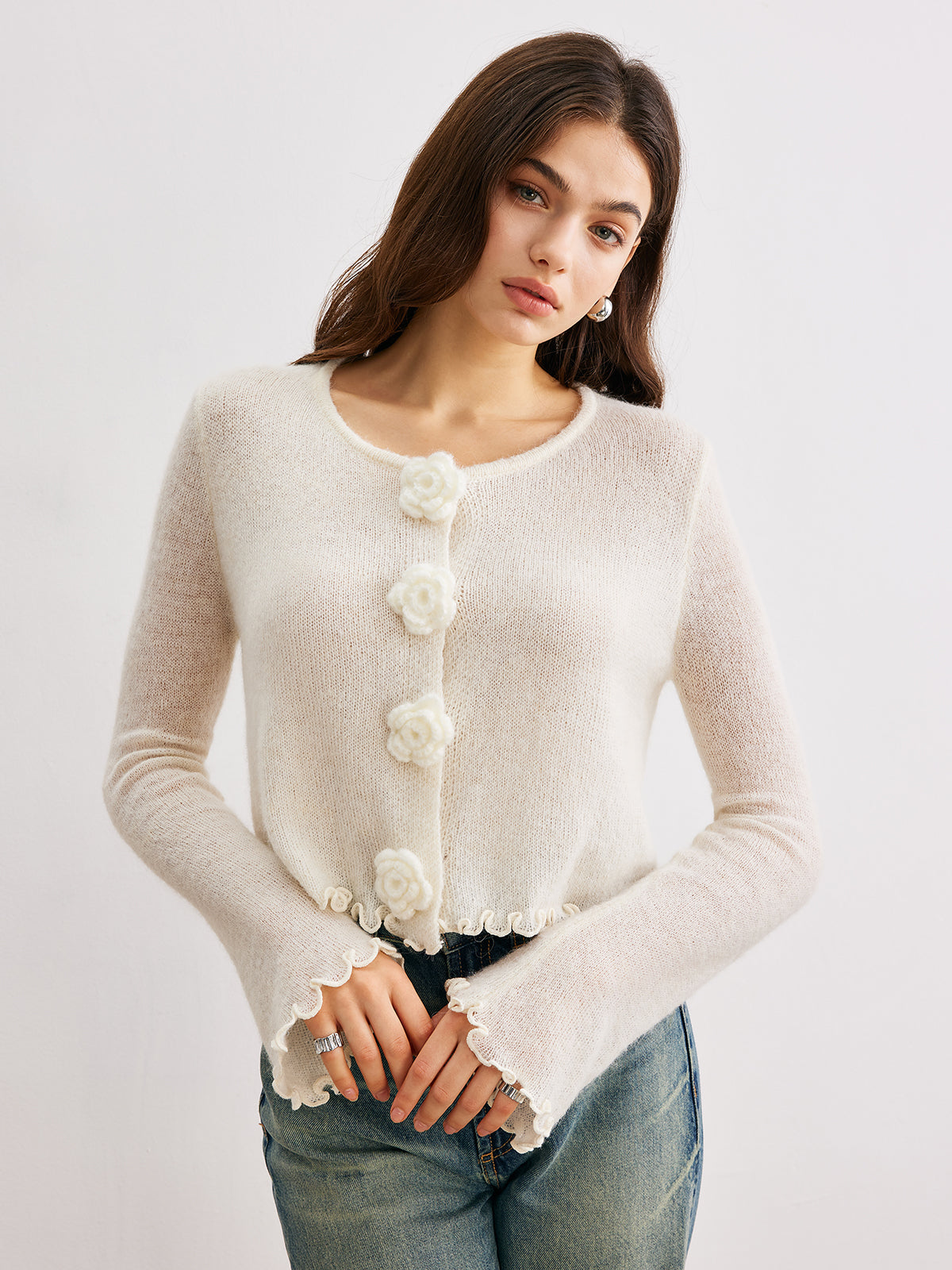 Strickjacke aus Wollmischung mit 3D-Blumenmuster und Wellensaum 