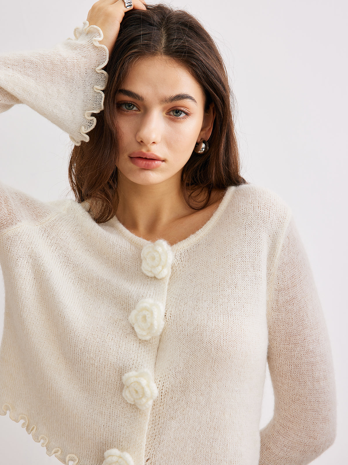 Strickjacke aus Wollmischung mit 3D-Blumenmuster und Wellensaum 