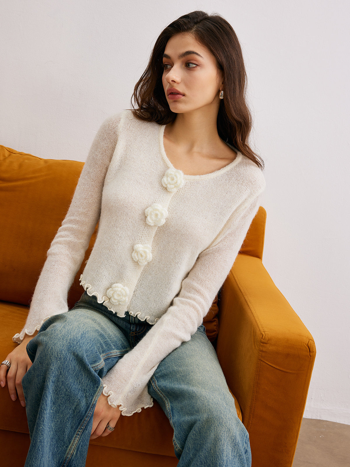 Strickjacke aus Wollmischung mit 3D-Blumenmuster und Wellensaum 