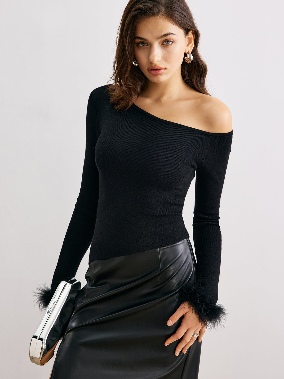 Kaschmirpullover mit asymmetrischem Kragen, schmal geschnitten 