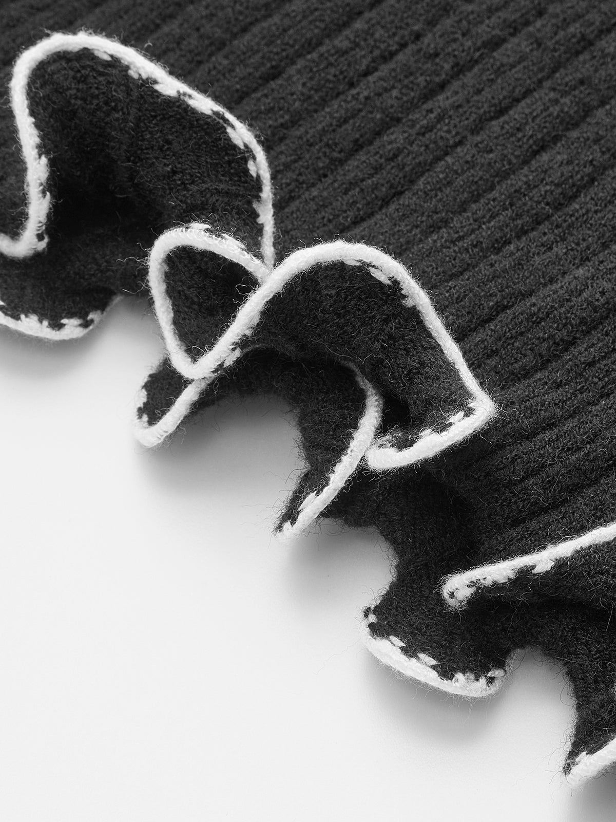 Kontrastfarbener Rüschenpullover 