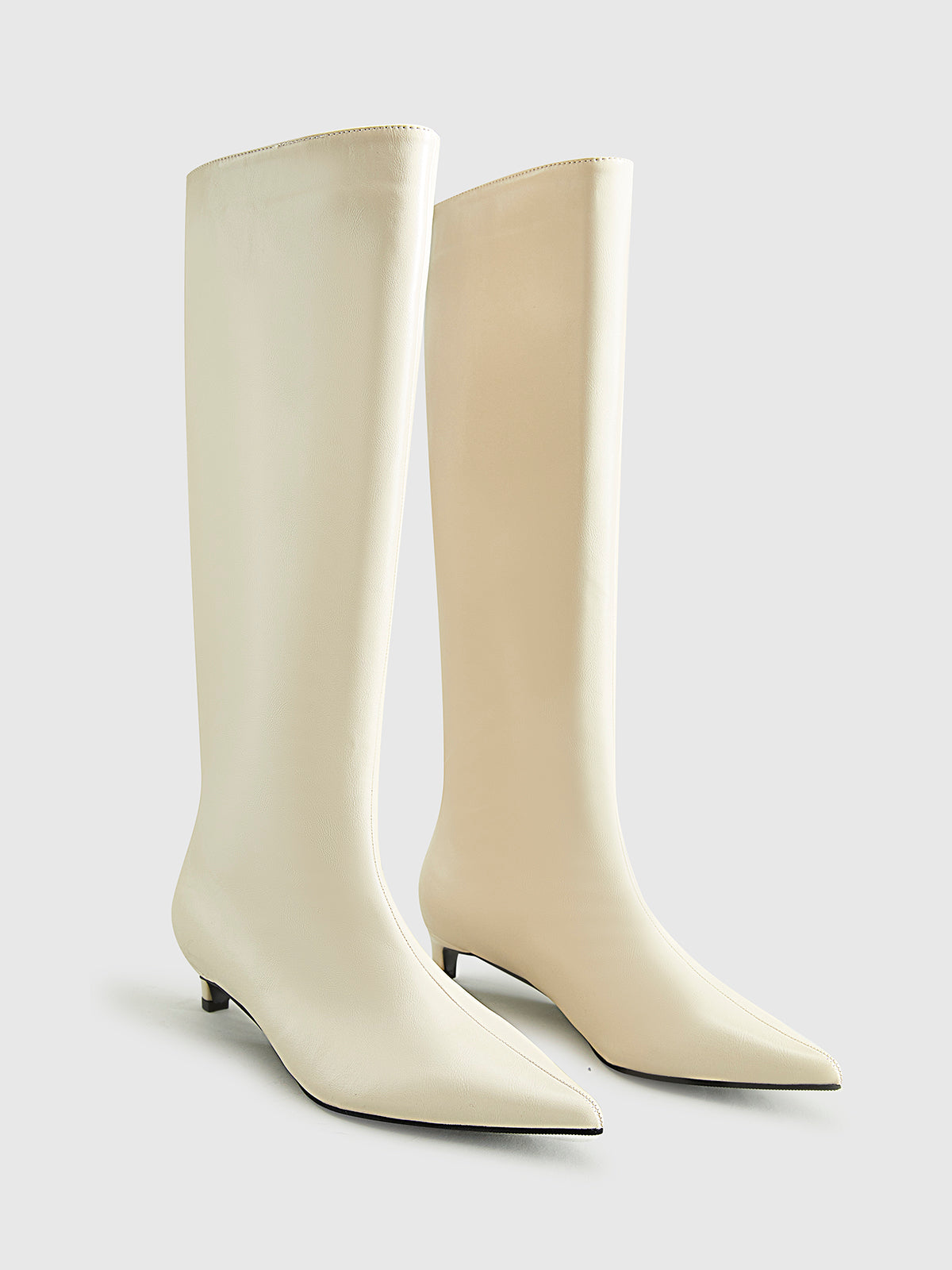 Spitz zulaufende Kitten-Kniestiefel 