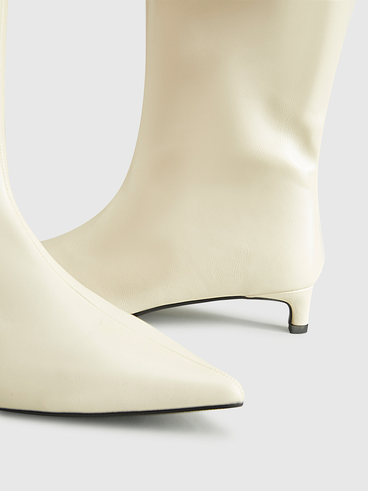 Spitz zulaufende Kitten-Kniestiefel 