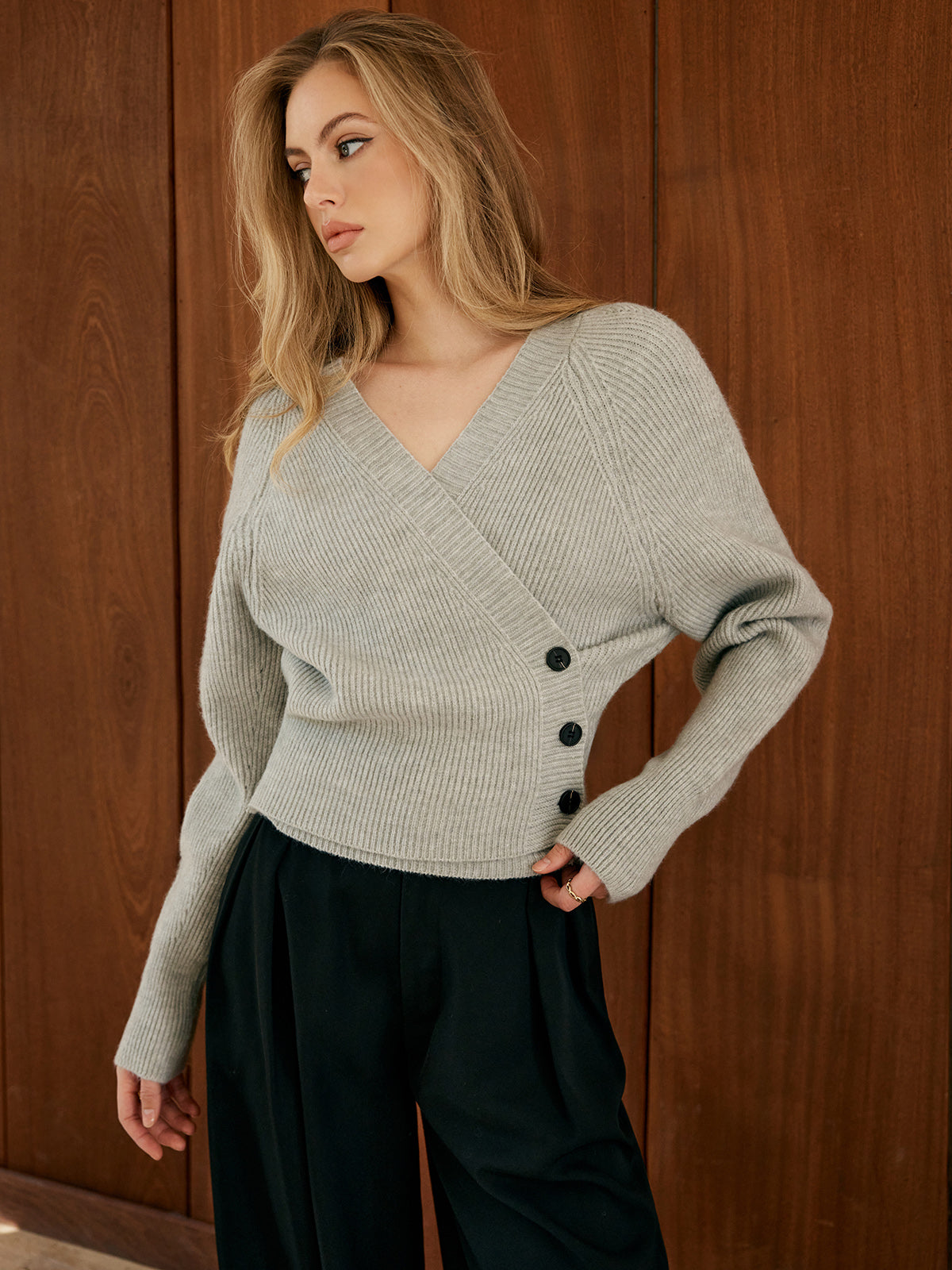 Schmal geschnittener Pullover mit Knopfleiste 