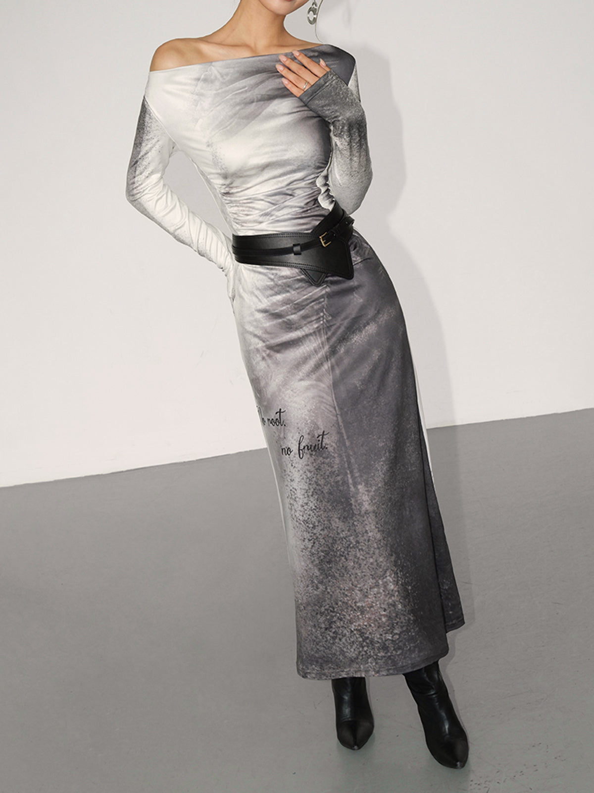 Schmale, schmal geschnittene Robe mit geradem Ausschnitt und Farbverlauf 