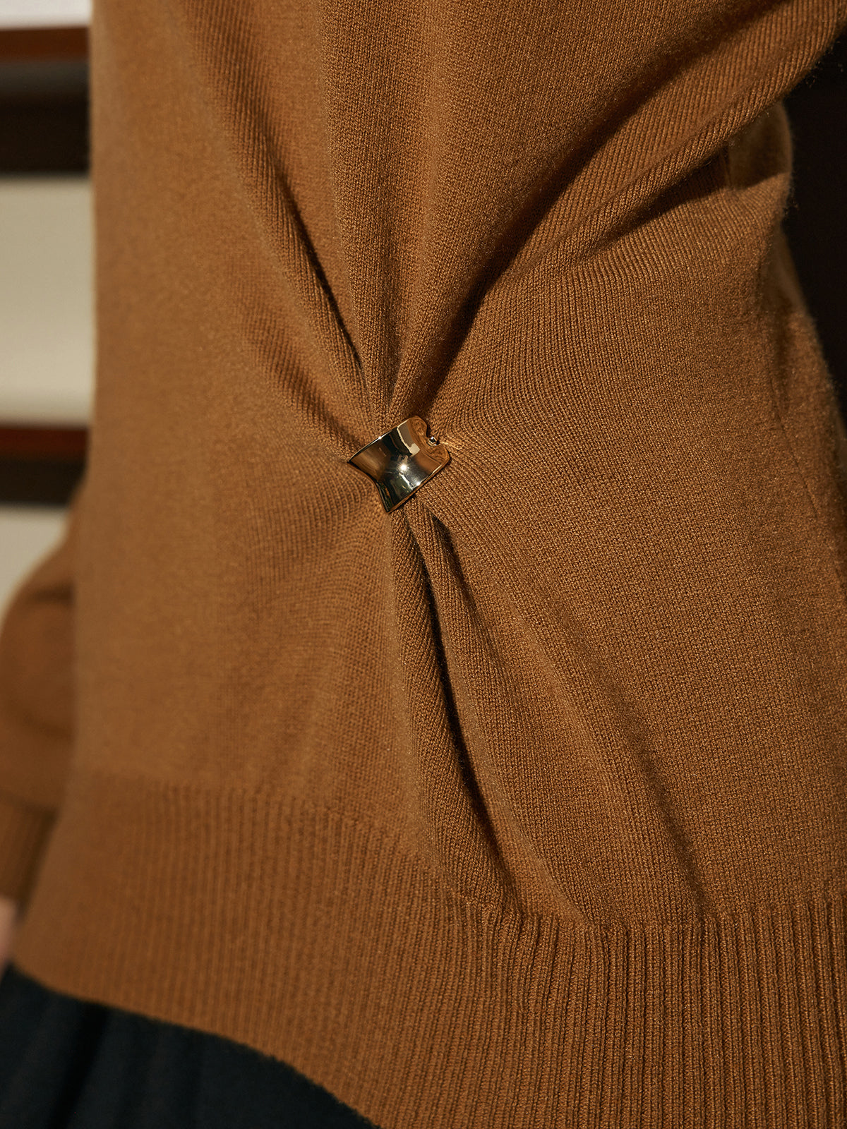 Pullover aus Wollmischung mit Metallknoten 