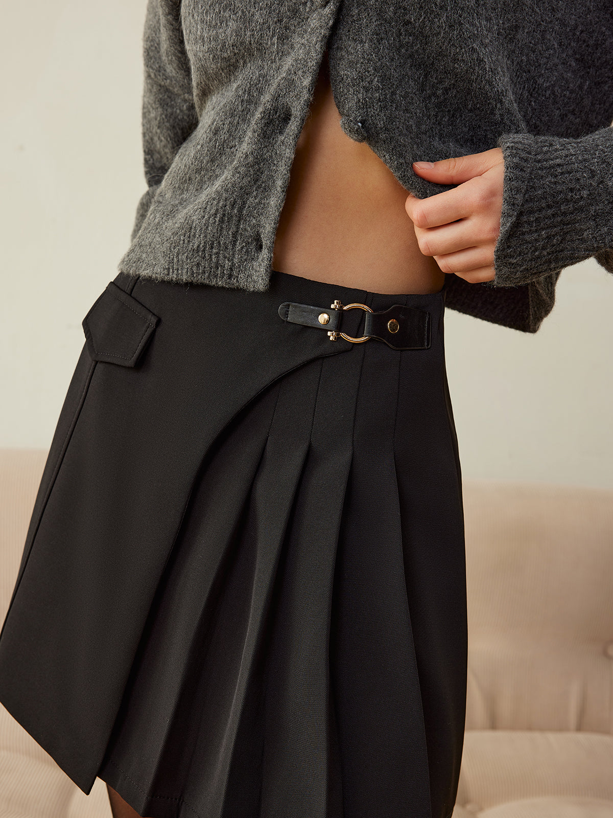 Jupe plissée asymétrique à détails métalliques 