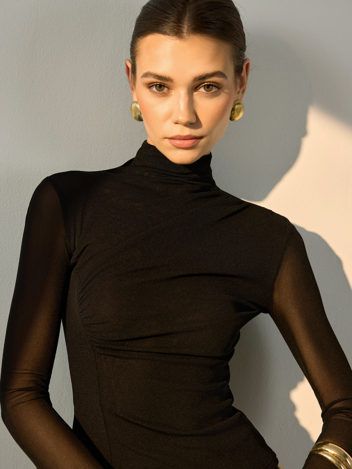 T-shirt moulant à col montant et manches transparentes 