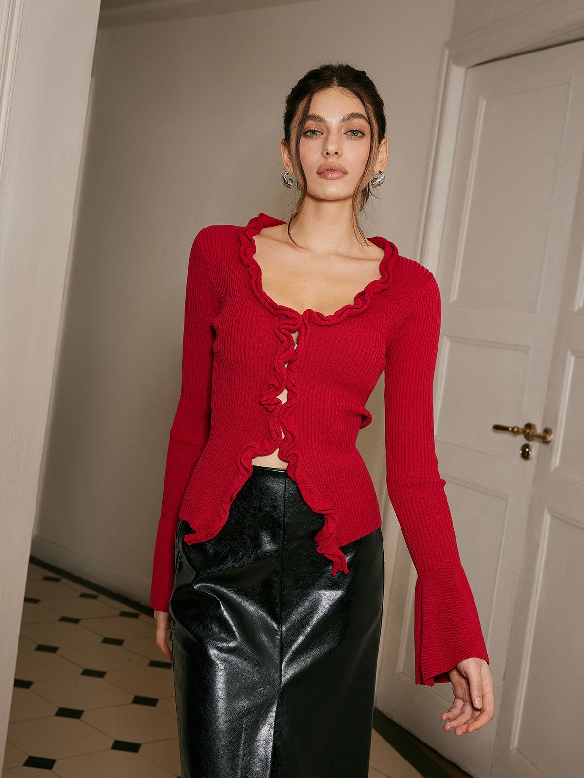 Pull slim à manches cloche et bordure en laitue 