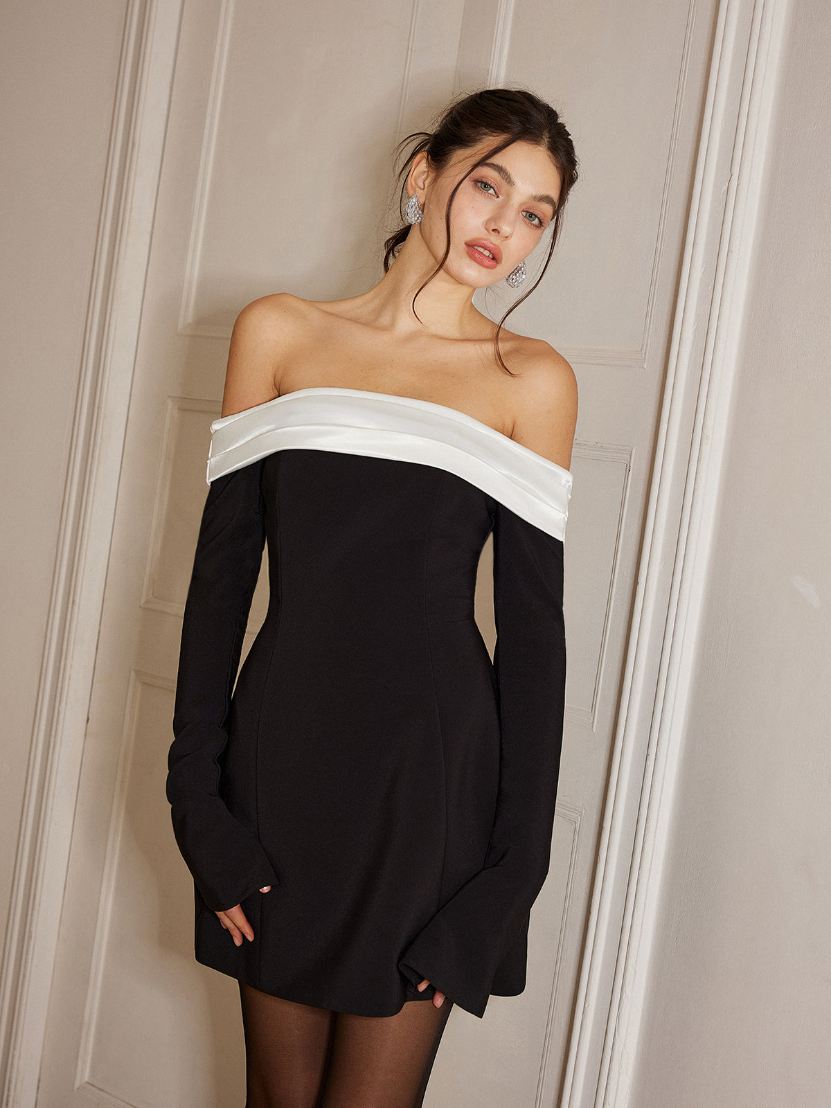 Robe à épaules dénudées et manches cloche color block 