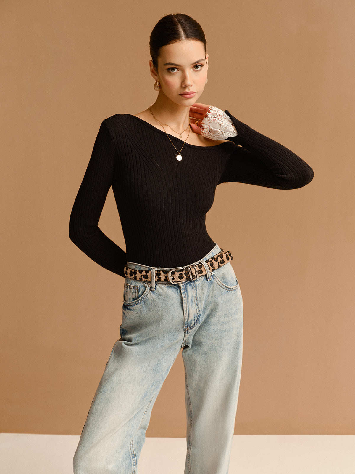 Pull slim asymétrique à poignets en dentelle 