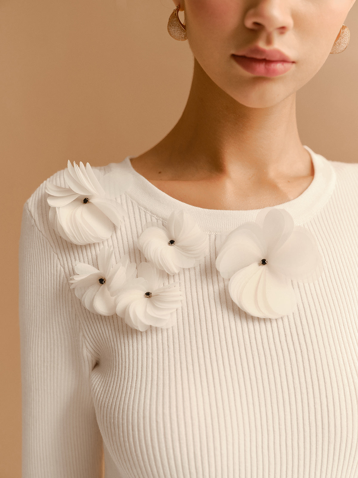 Stricktop mit Glockenärmeln und Blumenmuster 