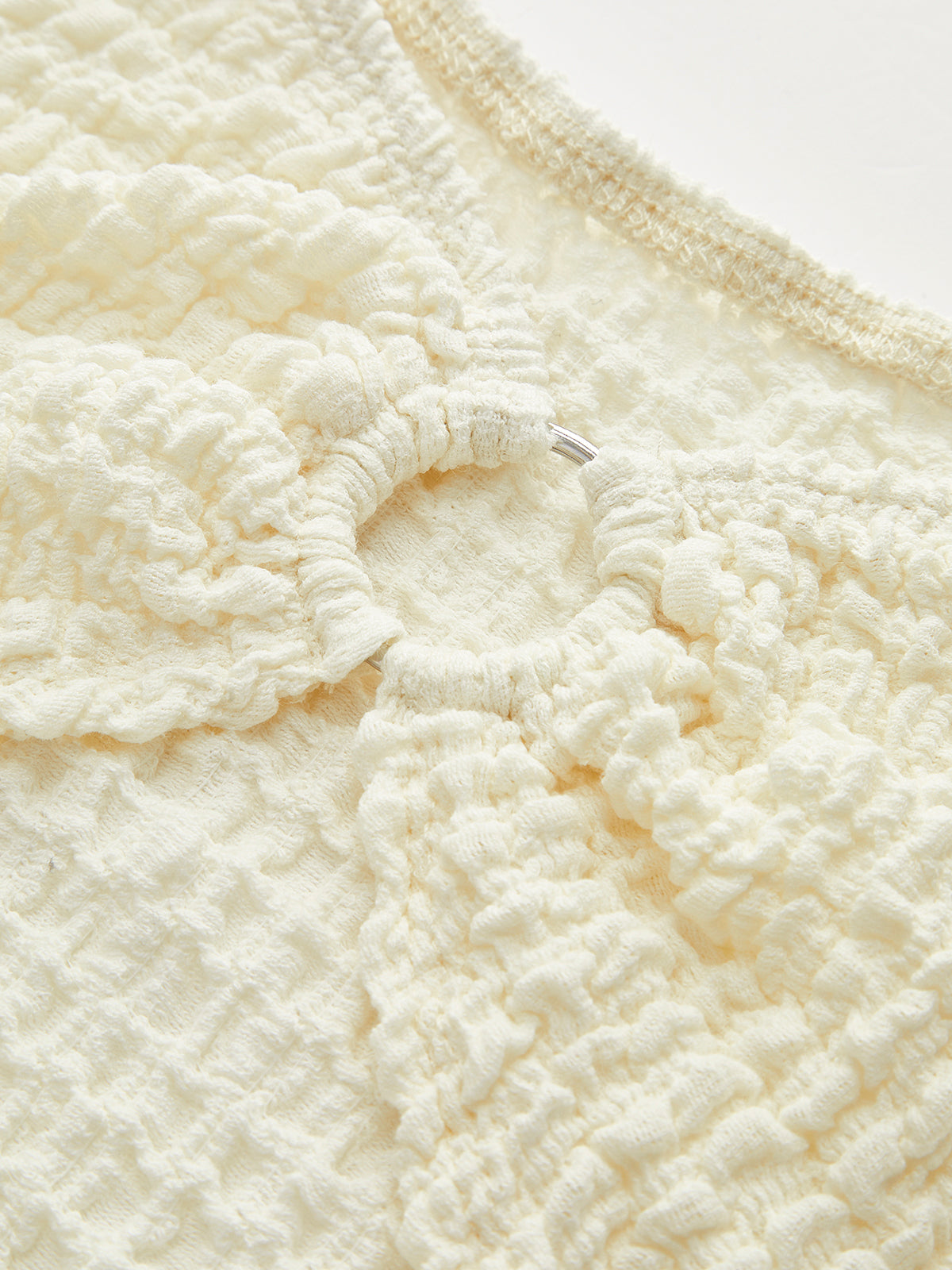 T-shirt plissé à découpe avec joint torique en métal 