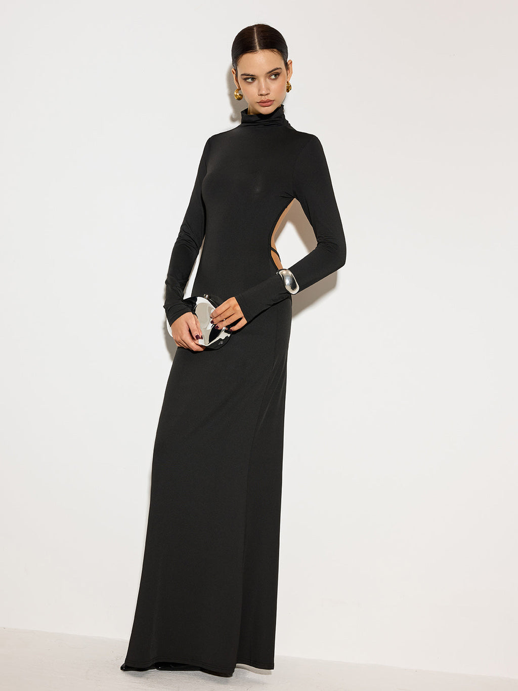 Robe longue à col montant et dos ouvert