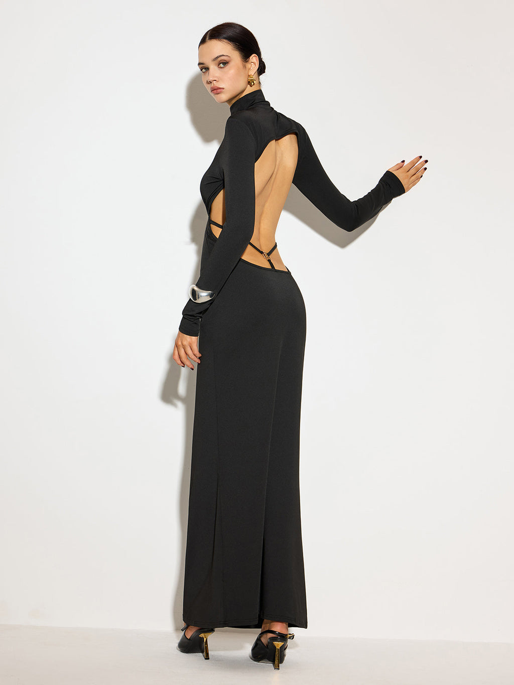 Robe longue à col montant et dos ouvert