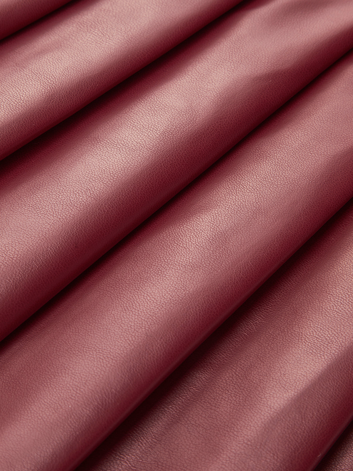 Hochtaillierter, asymmetrischer Faltenrock mit Metalldetails 