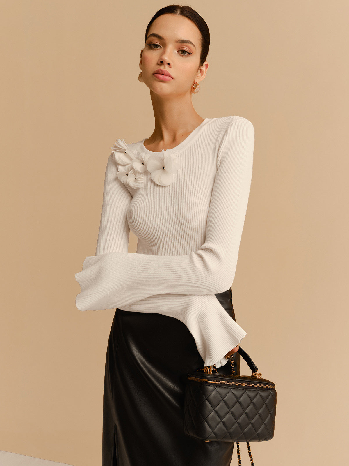 Stricktop mit Glockenärmeln und Blumenmuster 