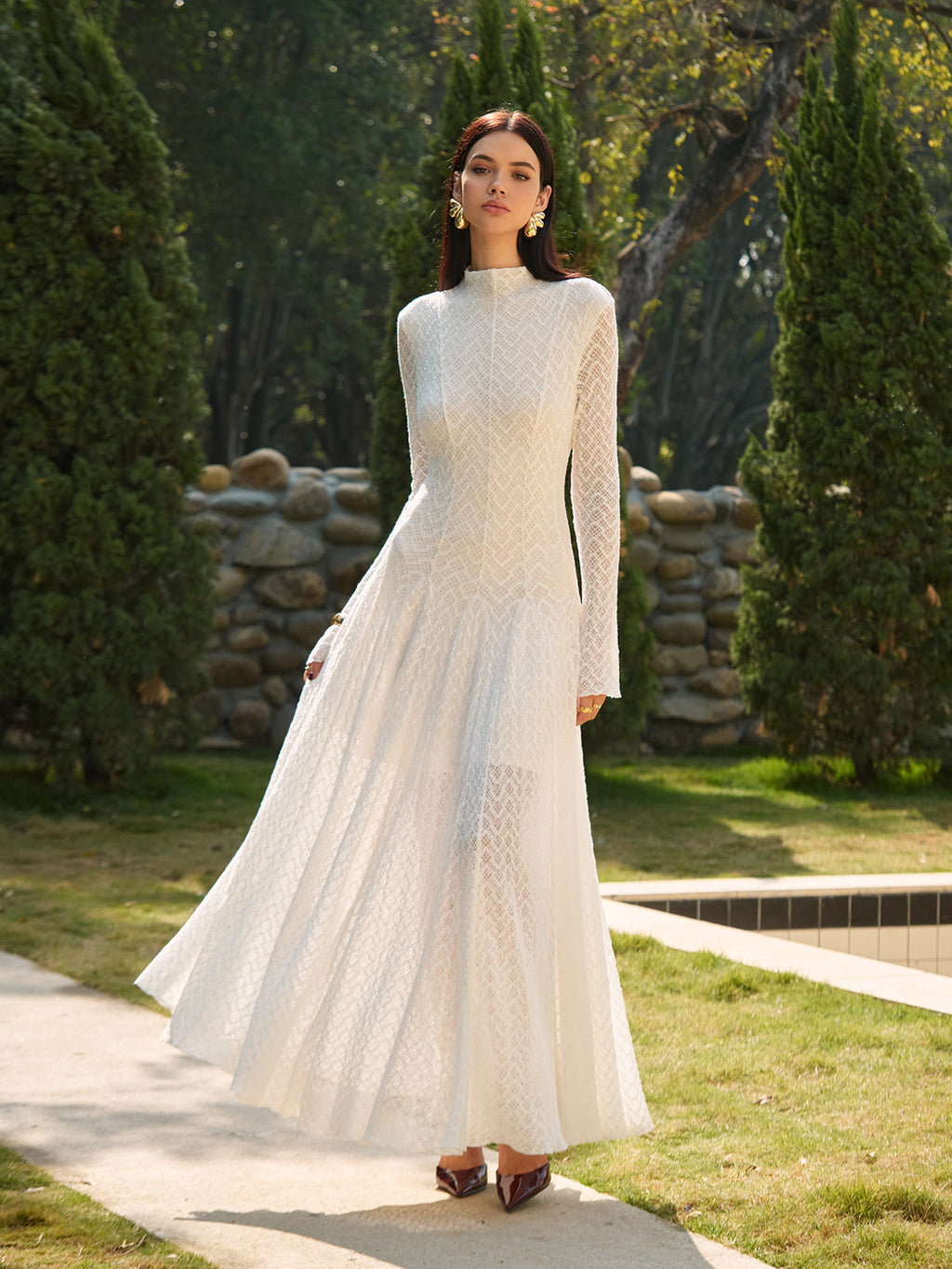 Halbtransparente hochgeschlossene fließende Spitzenmaxikleid