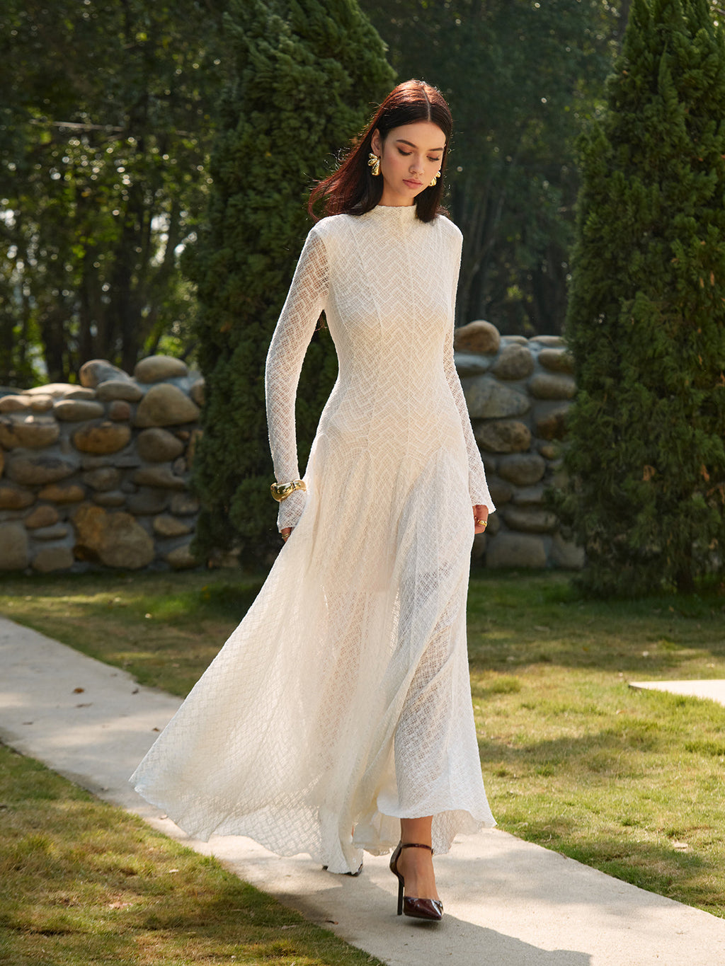 Halbtransparente hochgeschlossene fließende Spitzenmaxikleid