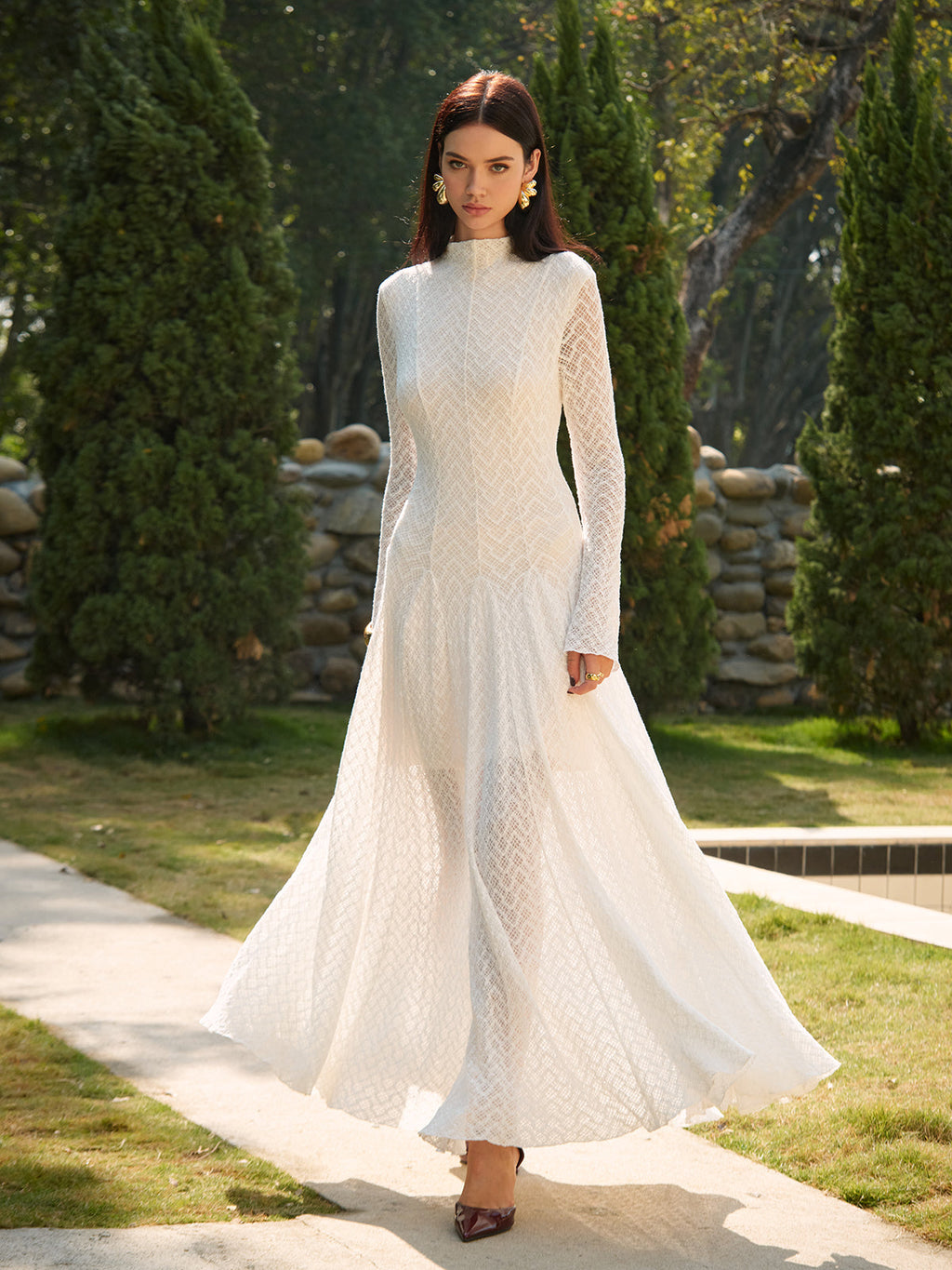 Halbtransparente hochgeschlossene fließende Spitzenmaxikleid