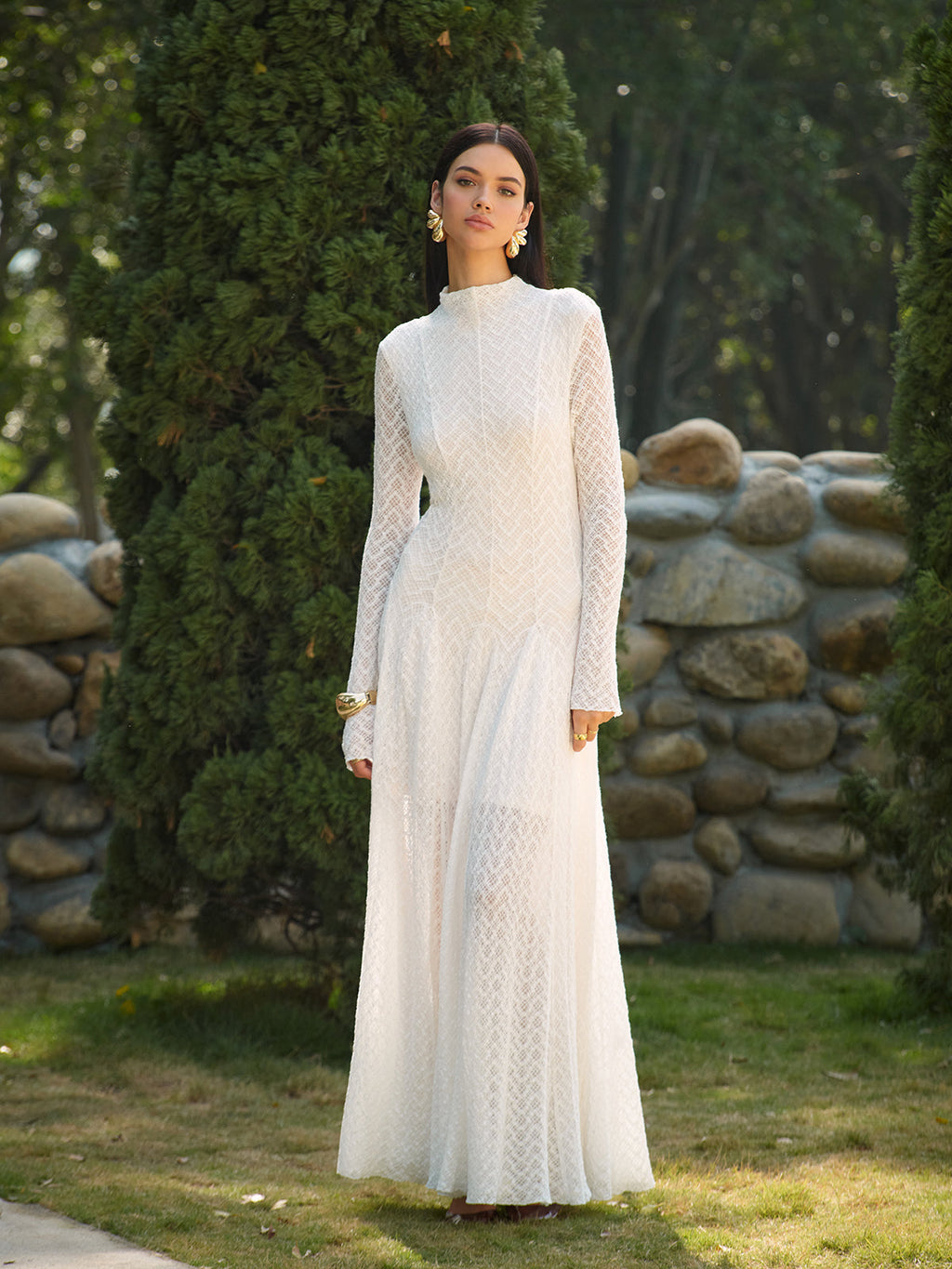 Halbtransparente hochgeschlossene fließende Spitzenmaxikleid