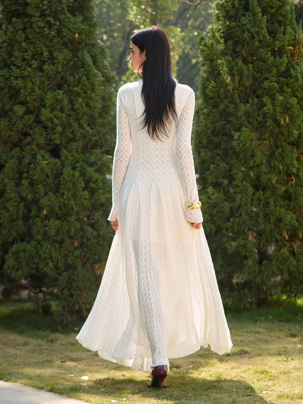 Halbtransparente hochgeschlossene fließende Spitzenmaxikleid