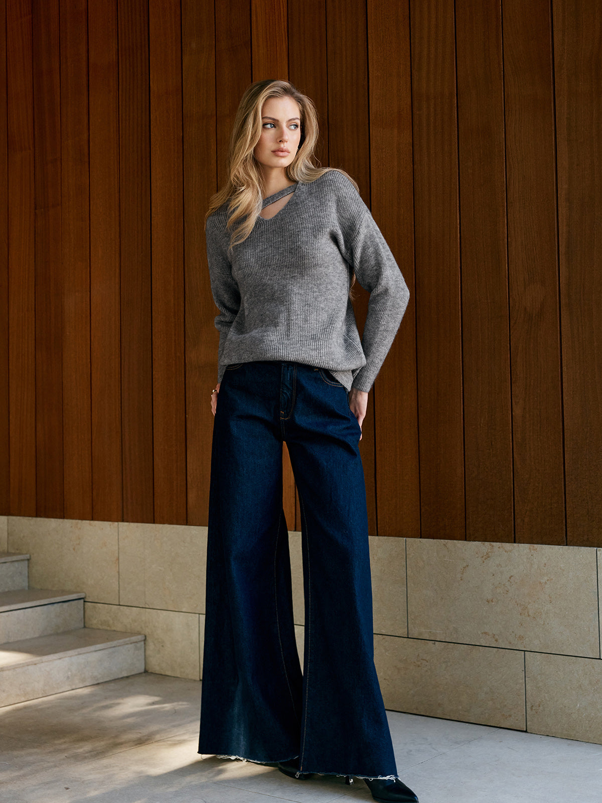 Einfarbiger Pullover mit V-Ausschnitt 