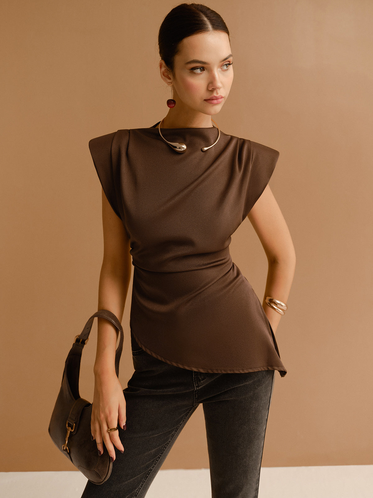 T-Shirt mit Kappärmeln, asymmetrischem Saum und schmaler Passform