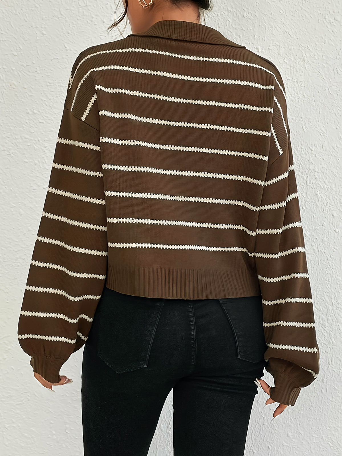 Kurzarmpullover mit kontrastfarbenem Streifenmuster und Revers 