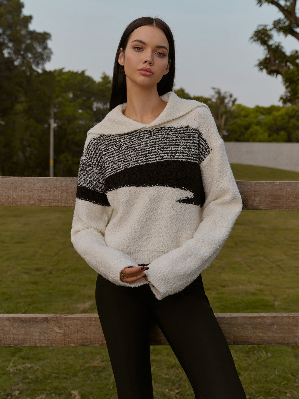 Kurzer Pullover mit Seemannskragen und Farbblock