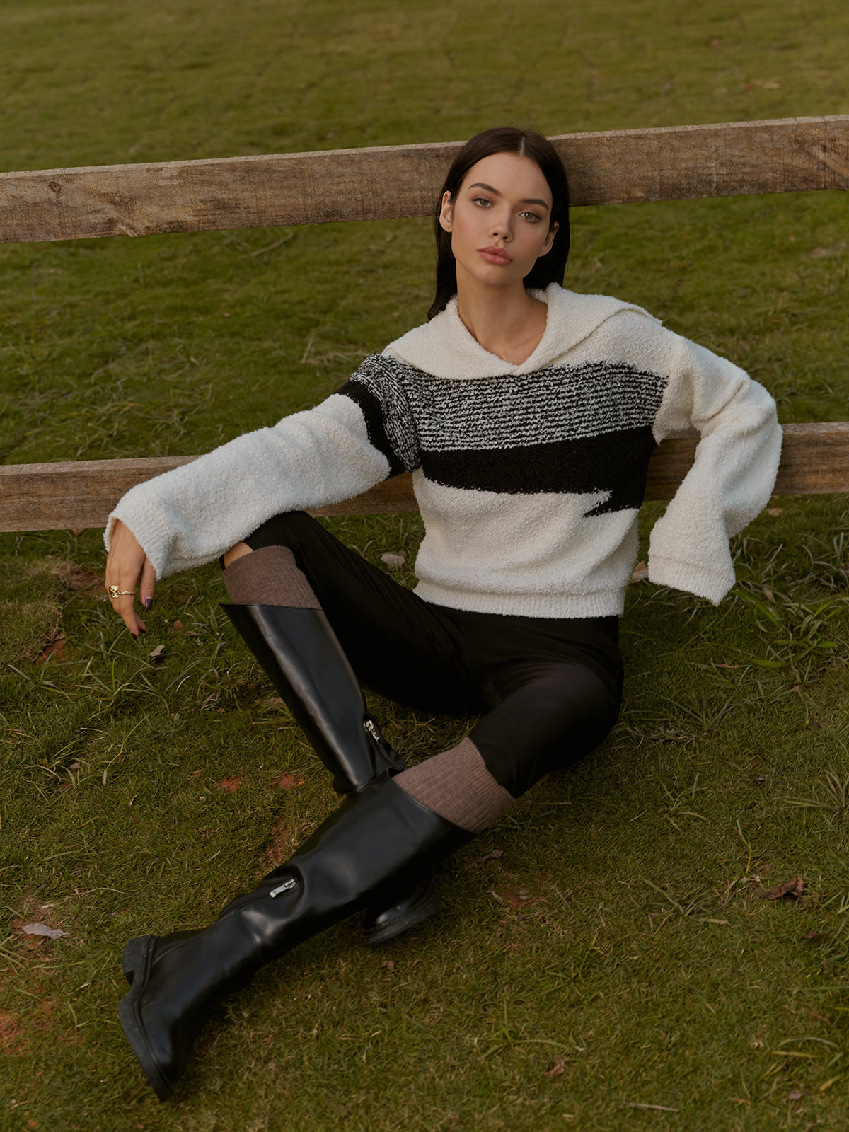 Kurzer Pullover mit Seemannskragen und Farbblock