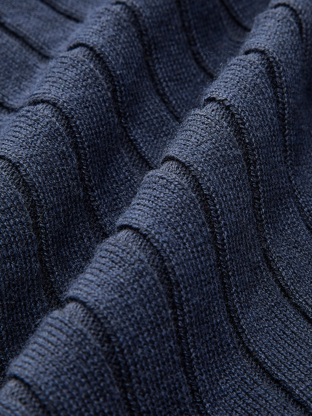 Rundhalsausschnitt, Knopfleiste, schmal geschnittenes Stricktop 