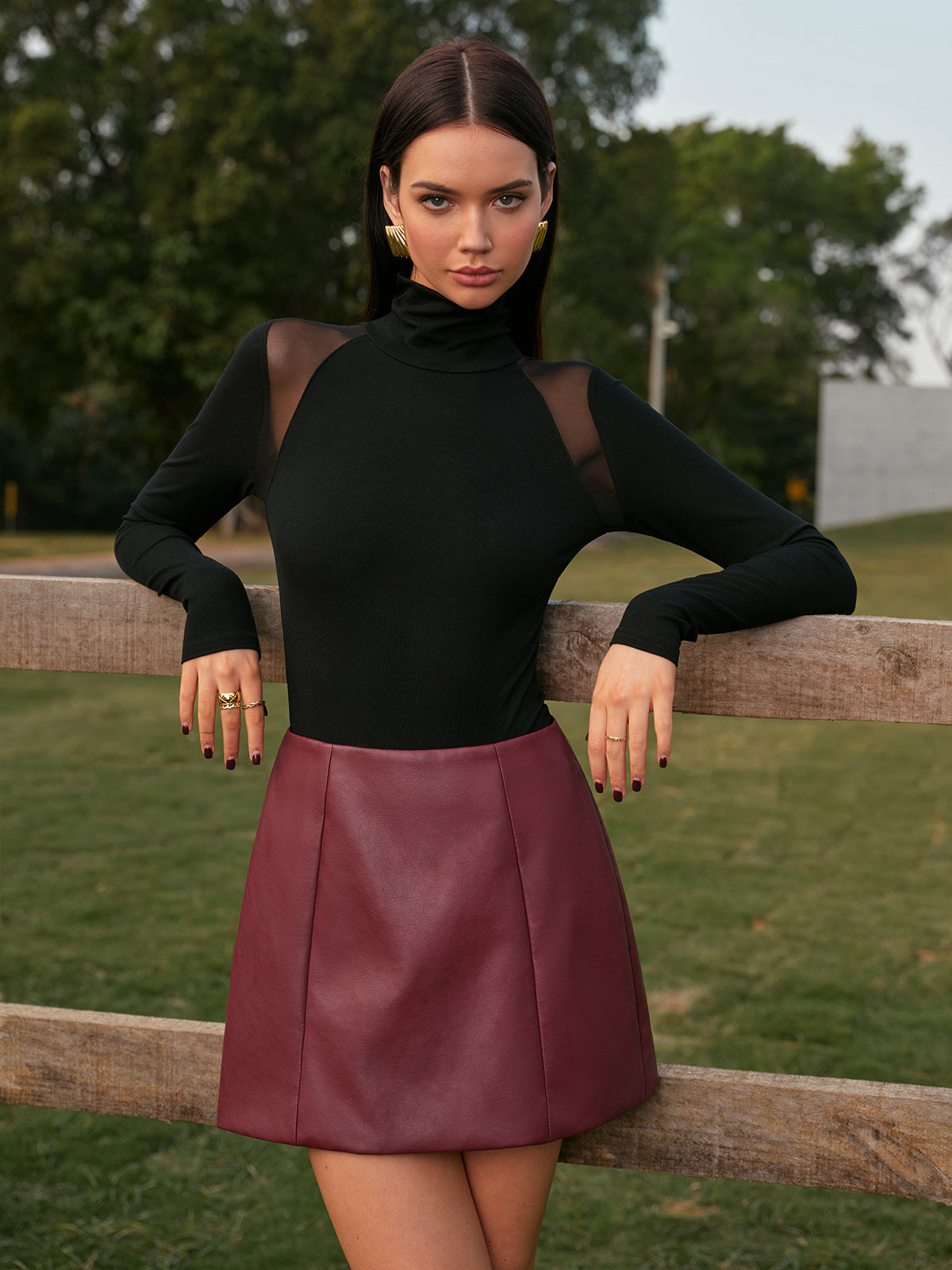 Minirock aus Kunstleder mit mittelhohem Bund und Reißverschluss hinten 