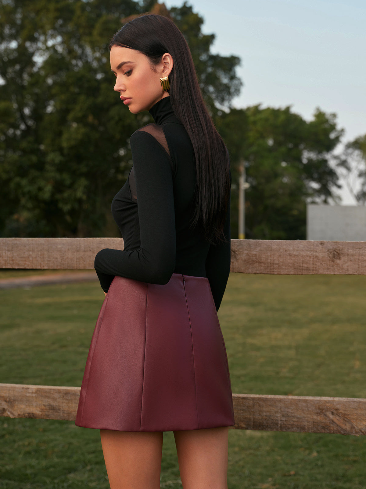 Minirock aus Kunstleder mit mittelhohem Bund und Reißverschluss hinten 