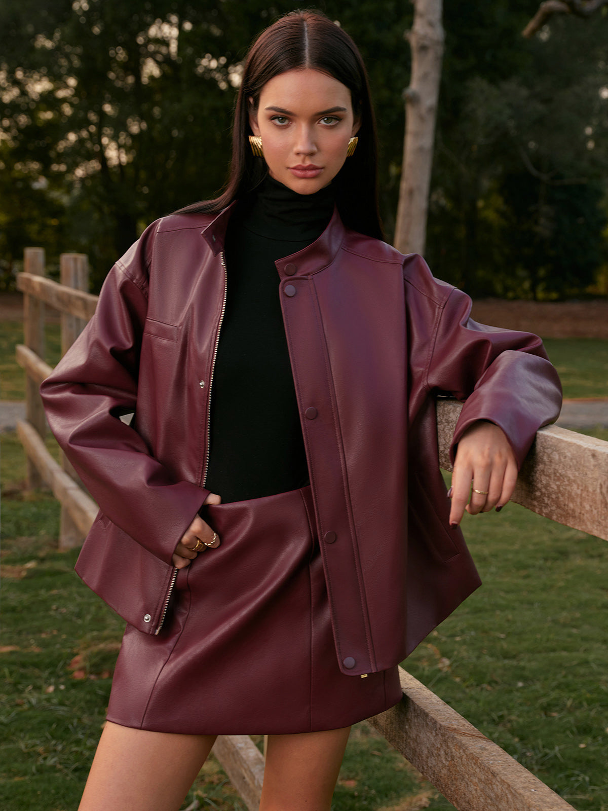 Minirock aus Kunstleder mit mittelhohem Bund und Reißverschluss hinten 