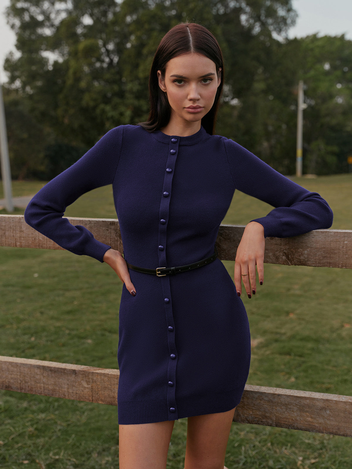 Robe longue ceinturée avec boutons décoratifs