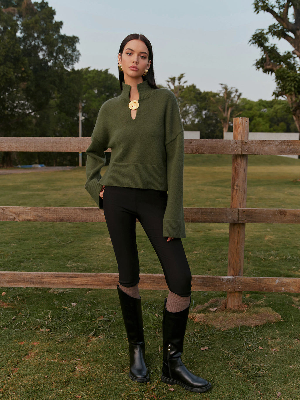 Kurzer Rollkragenpullover mit Metalldetail