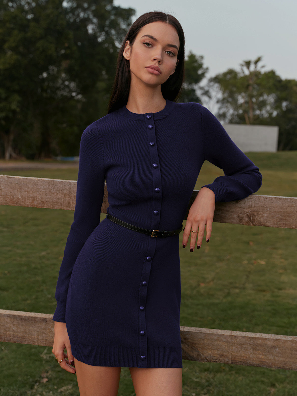 Robe longue ceinturée avec boutons décoratifs