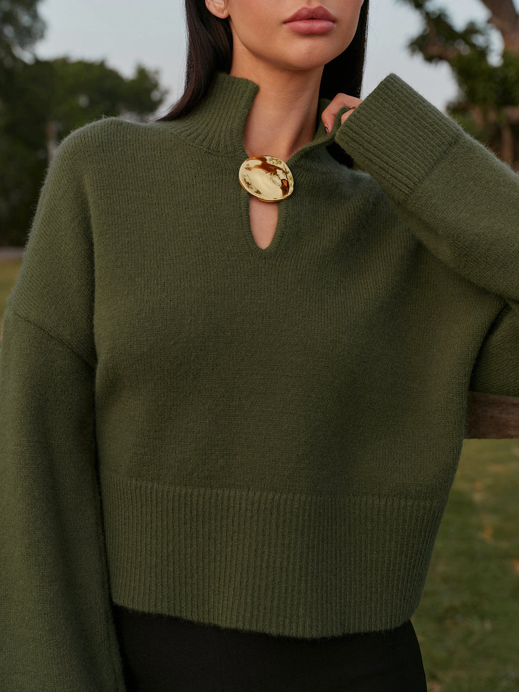Kurzer Rollkragenpullover mit Metalldetail