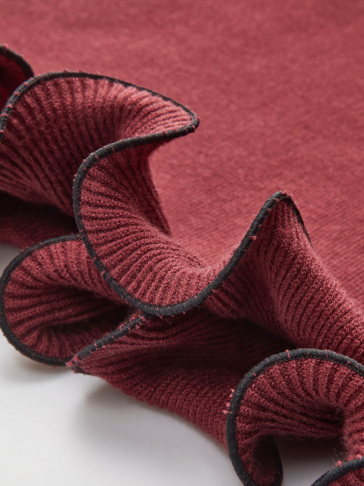 Schmale Kleider mit kontrastierenden Rüschen 