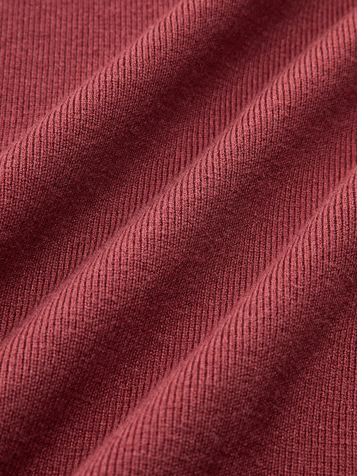 Schmale Kleider mit kontrastierenden Rüschen 