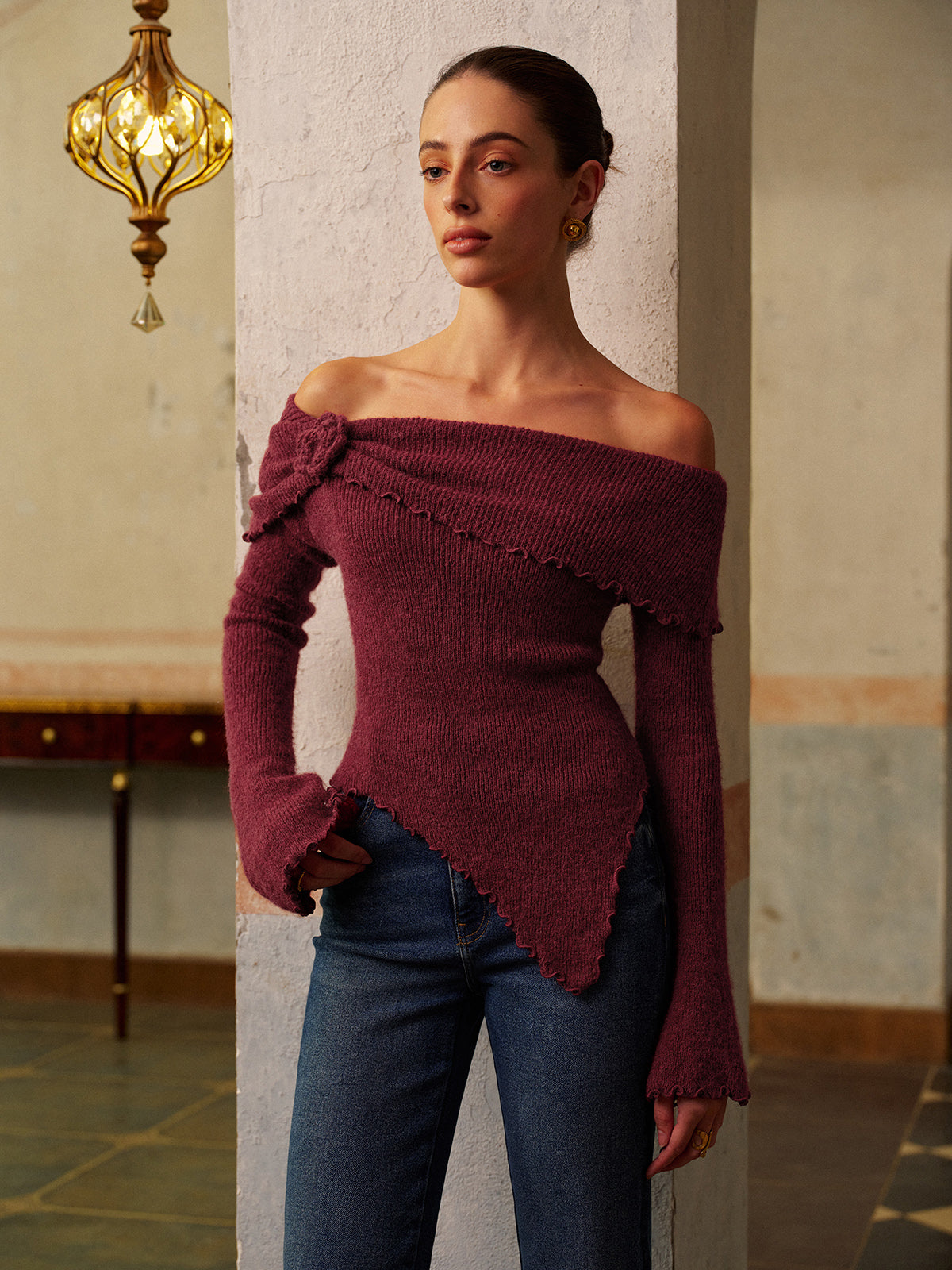 Asymmetrisches, gerafftes Blumenstricktop mit Salatsaum